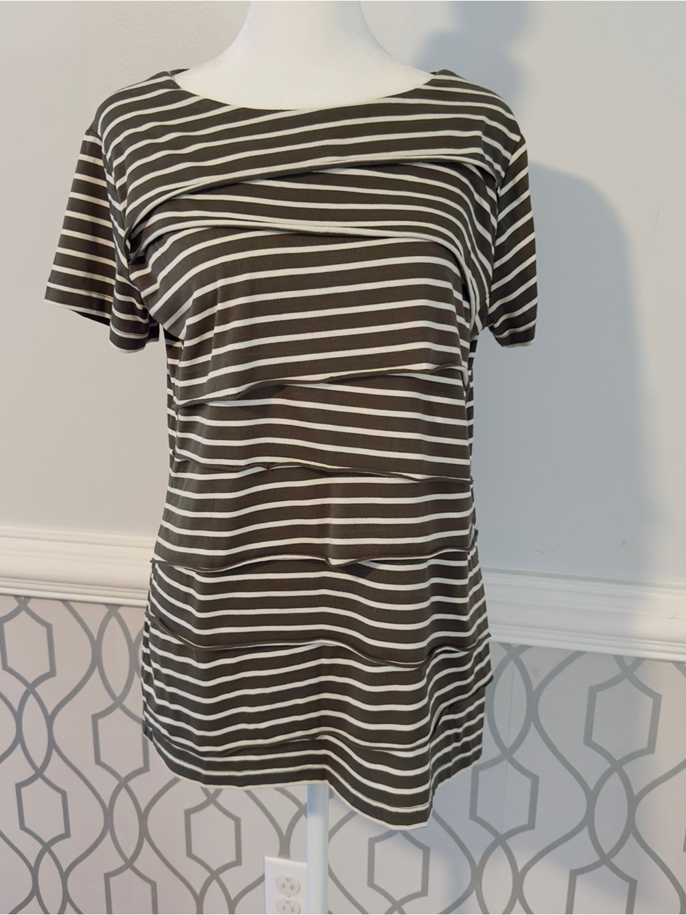 DressBarn Womans Tiered Top Pullon Shirt SZ L Short Sleeve Crew Neck Striped Bla